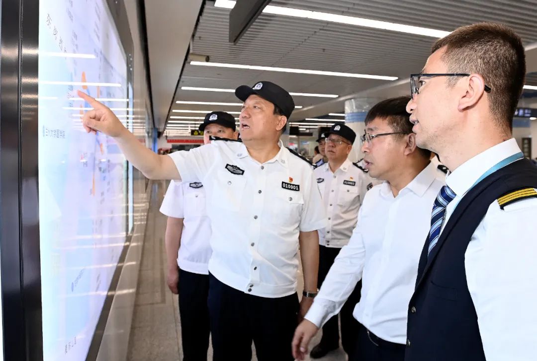 王立朝实地踏勘督导检查兰州轨道交通地铁2号线安保工作(图2) 3-23062ZUF5611.jpg