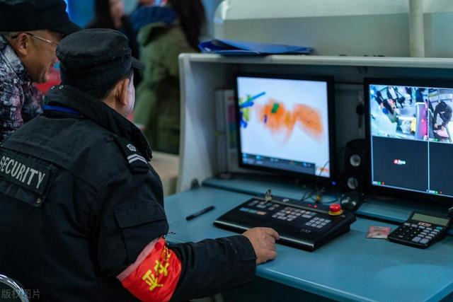 地铁安检要求乘客喝自带水 被索赔5万(图1) 3-23102G04A2N3.jpg