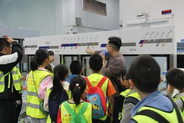 江北区青少年走进科普基地 体验轨道交通科技魅力(图1) 3-2311130S533358.jpg