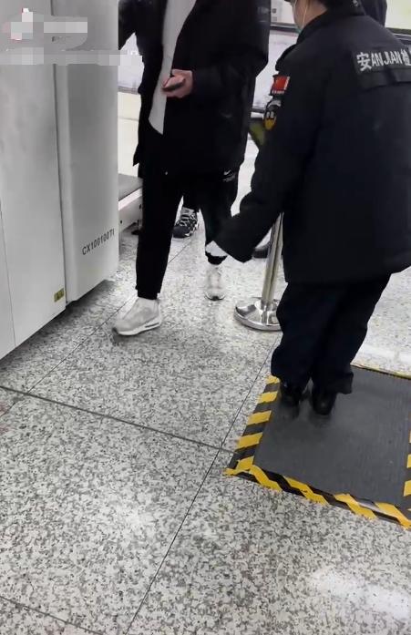 长春地铁安检员对着空气安检?轨道交通安检安保部门:将整改(图1) 3-23120Q34ZY34.jpg