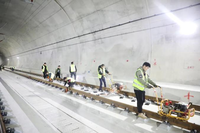 轨道精调!池黄高铁即将开通运营!(图1) 3-23121QH215N2.jpg