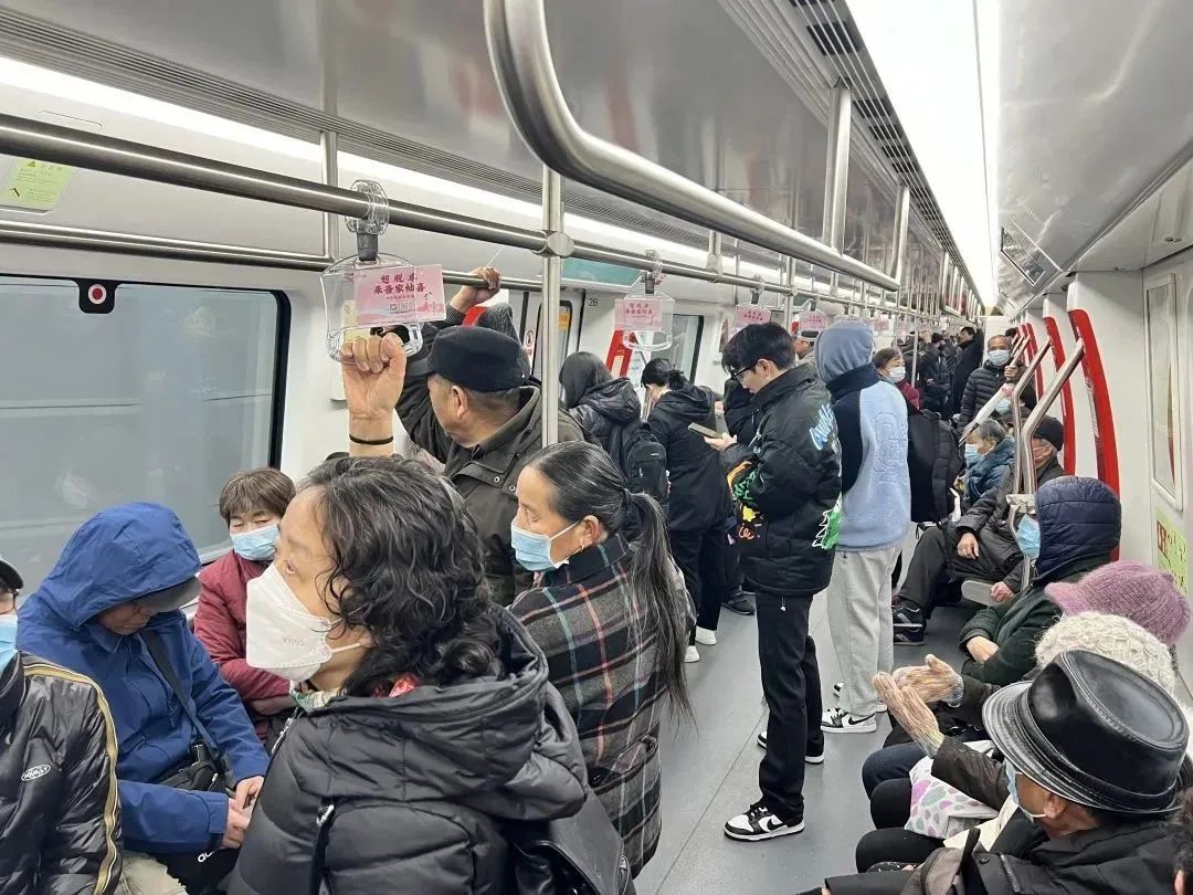 无锡首条市域轨道交通S1线开通试乘 民众争相体验(图2) 3-2401240Z044a9.jpg
