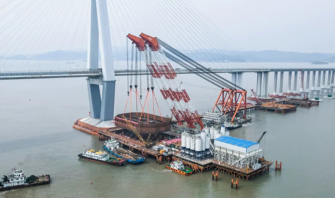 市域铁路象山港跨海大桥首节钢围堰成功入水,开启水上施工新篇章(图1) 3-240304120016119.jpg