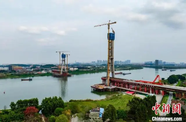 世界最大跨度无砟轨道斜拉桥主塔封顶(图1) 3-2404010T445H2.png