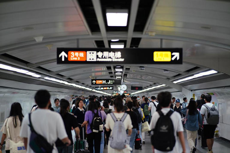 总运客超4500万人次!广州地铁“五一”假期日均客流890.3万人次(图1) 3-24050G01633633.jpg