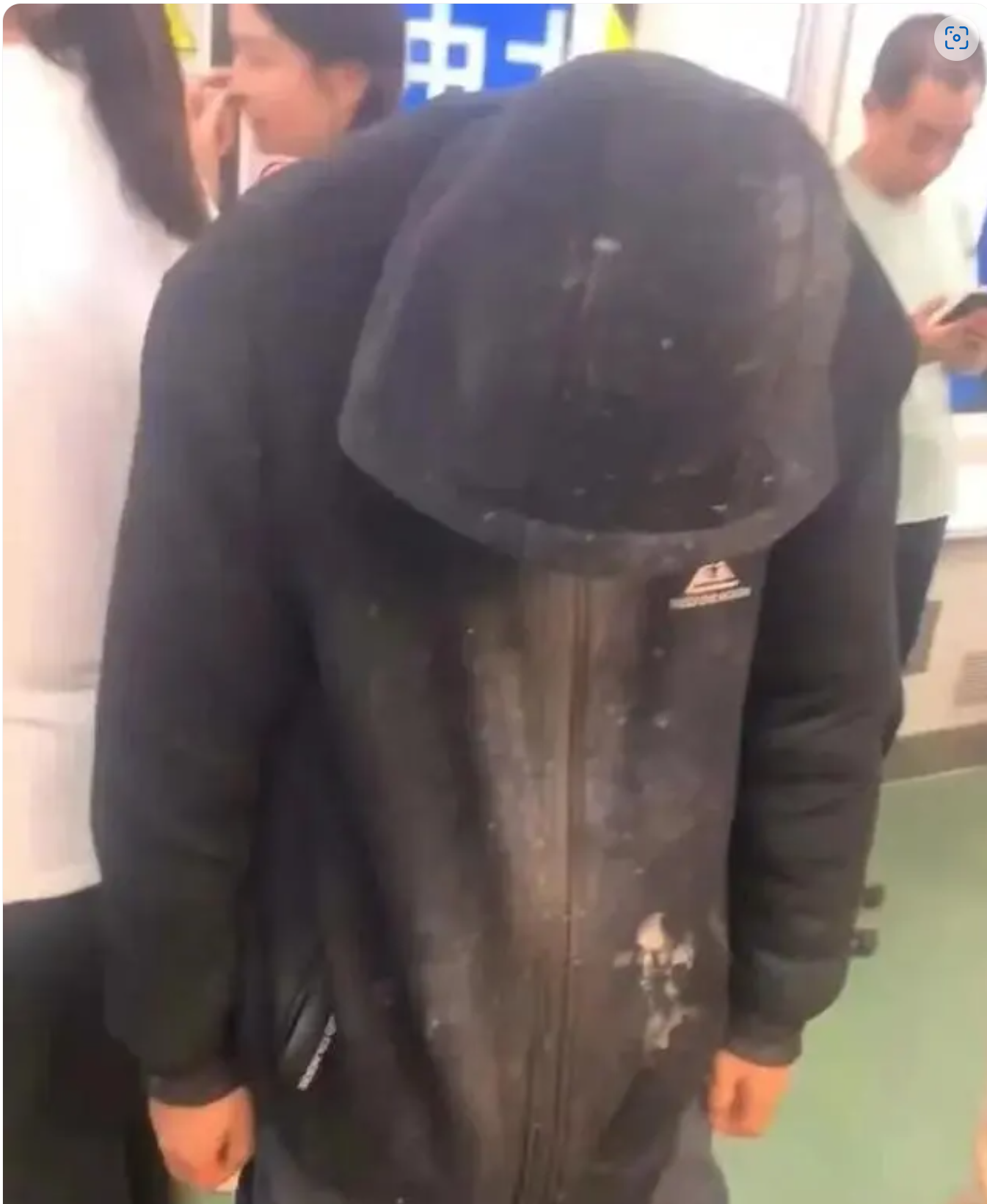 举止怪异“像是丧尸片的开头”!西安地铁现神秘黑衣男子,官方回应(图1) 3-2405100S344221.png