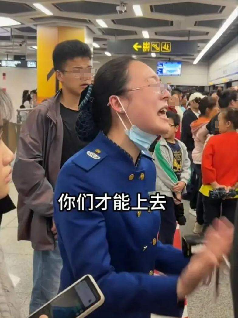 贵阳地铁被“挤爆”,工作人员大哭(图1) 3-24052009252b92.jpg