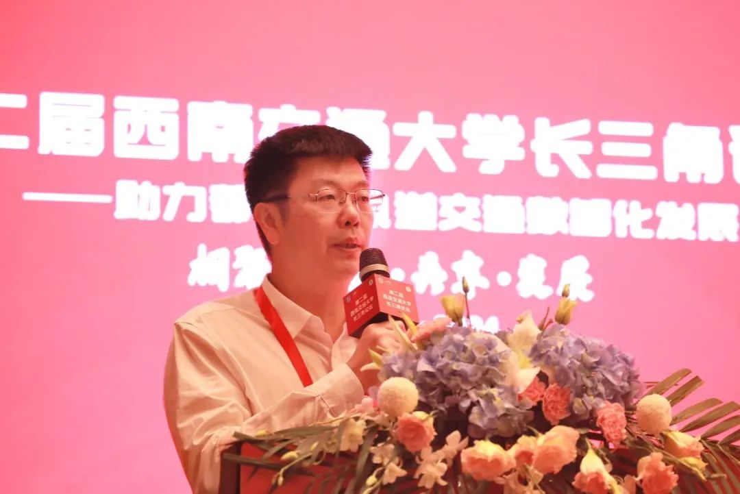 ▲闫学东校长讲话 ▲闫学东校长讲话