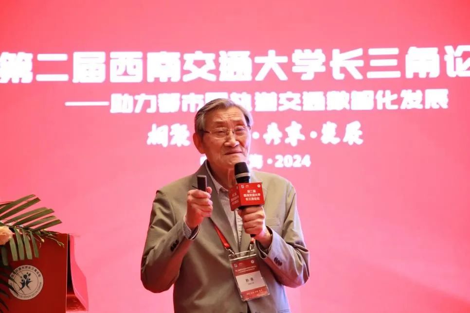 ▲孙章做分享介绍 ▲孙章做分享介绍