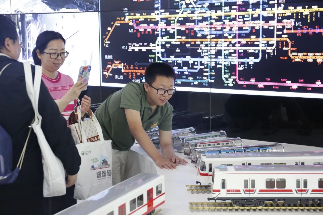 2024年首场“北京交通开放日”活动成功举行 市民走进亚洲最大轨道交通“大脑”(图2) 3-2405240Z250N4.jpg