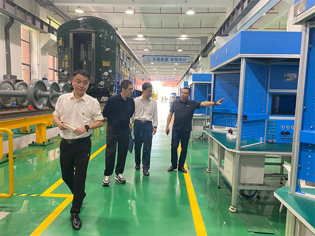国家铁路局一行在湖南铁道职院调研轨道交通教育设备建设(图1) 3-24052ZS935637.jpg