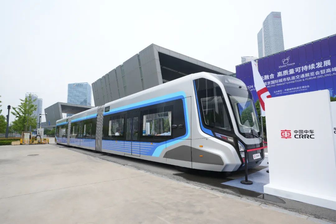 新型城市智慧快轨列车首次亮相(图1) 新型城市智慧快轨列车首次亮相(图1)