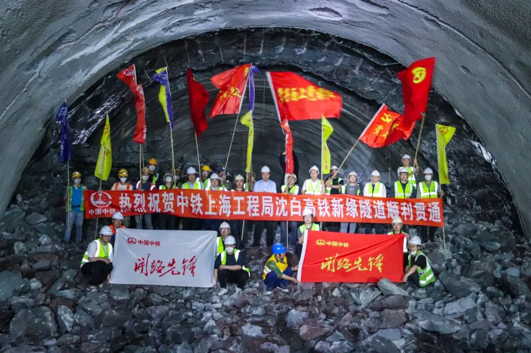 沈白高铁辽宁段无砟轨道施工启动(图1) 3-24061PU6491B.jpg