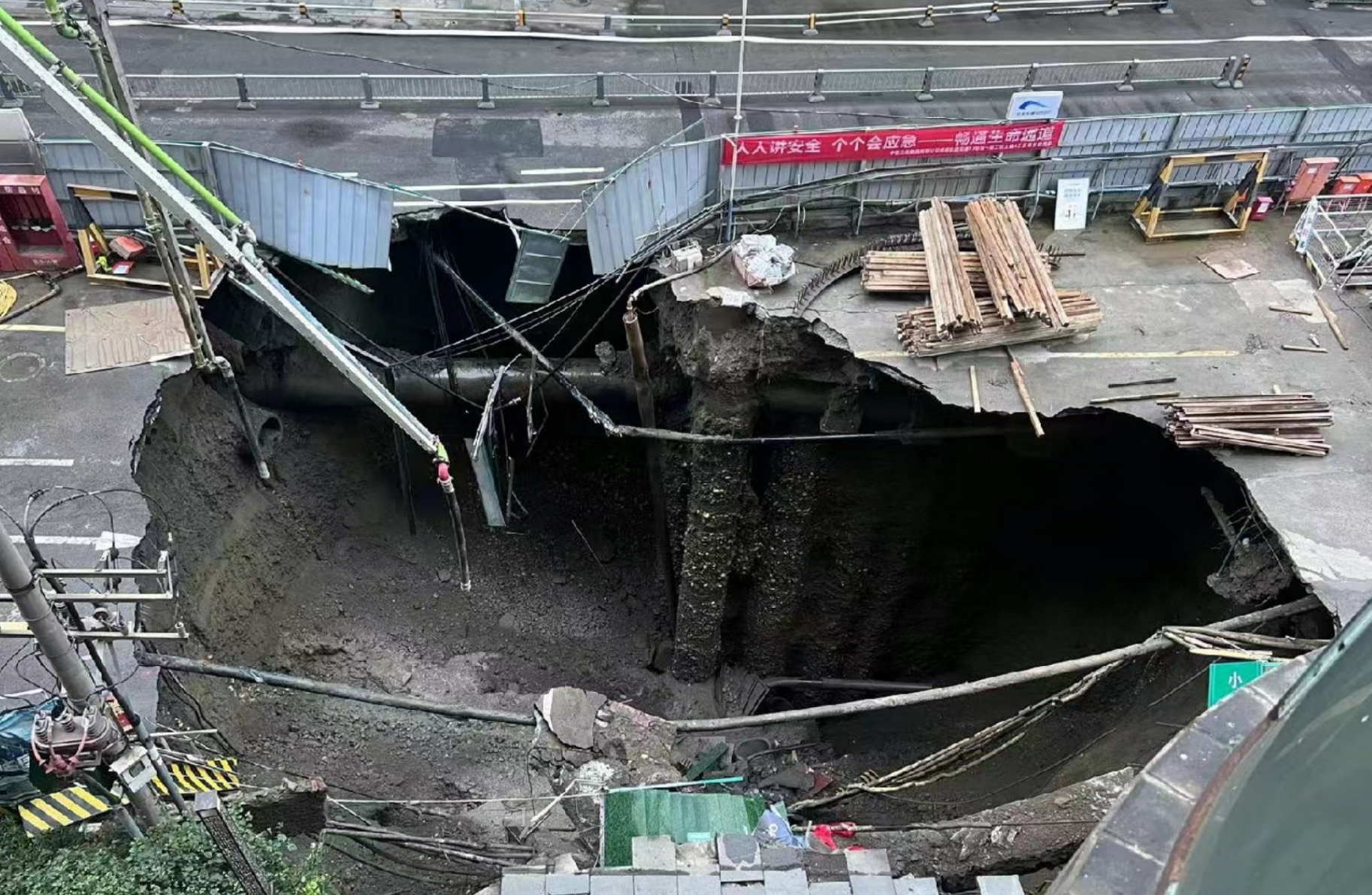 网友曝料成都地铁13号线在建路段塌方!(图2) 网友曝料成都地铁13号线在建路段塌方!(图2)