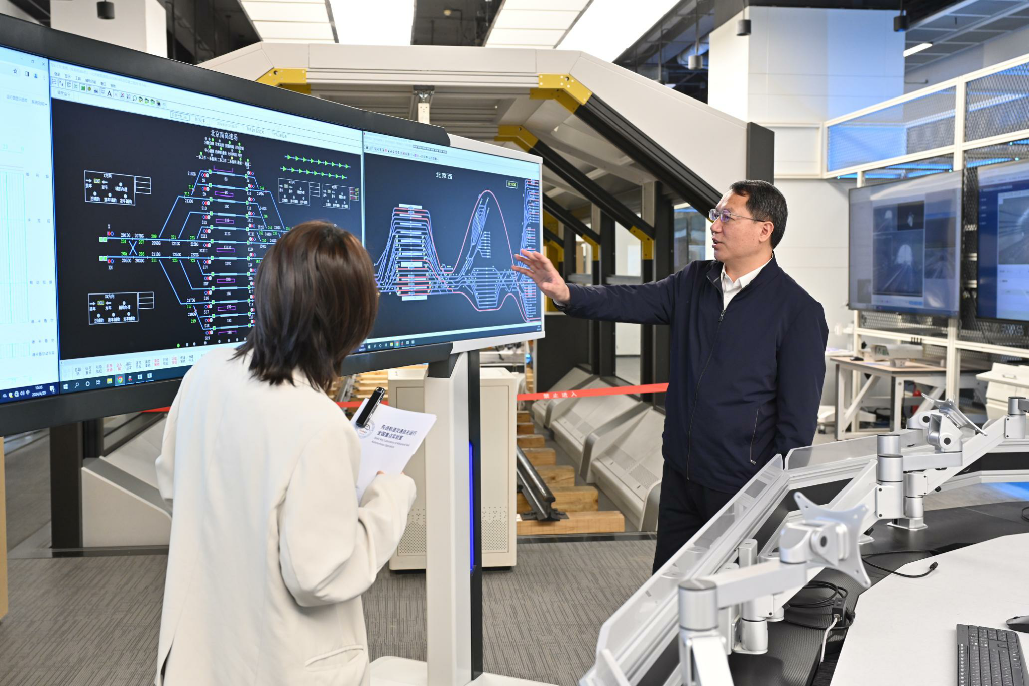高考放榜如何择校?看看未来列车的"超级大脑"北京交通大学重点实验室!(图2) 3-240626145K3402.png
