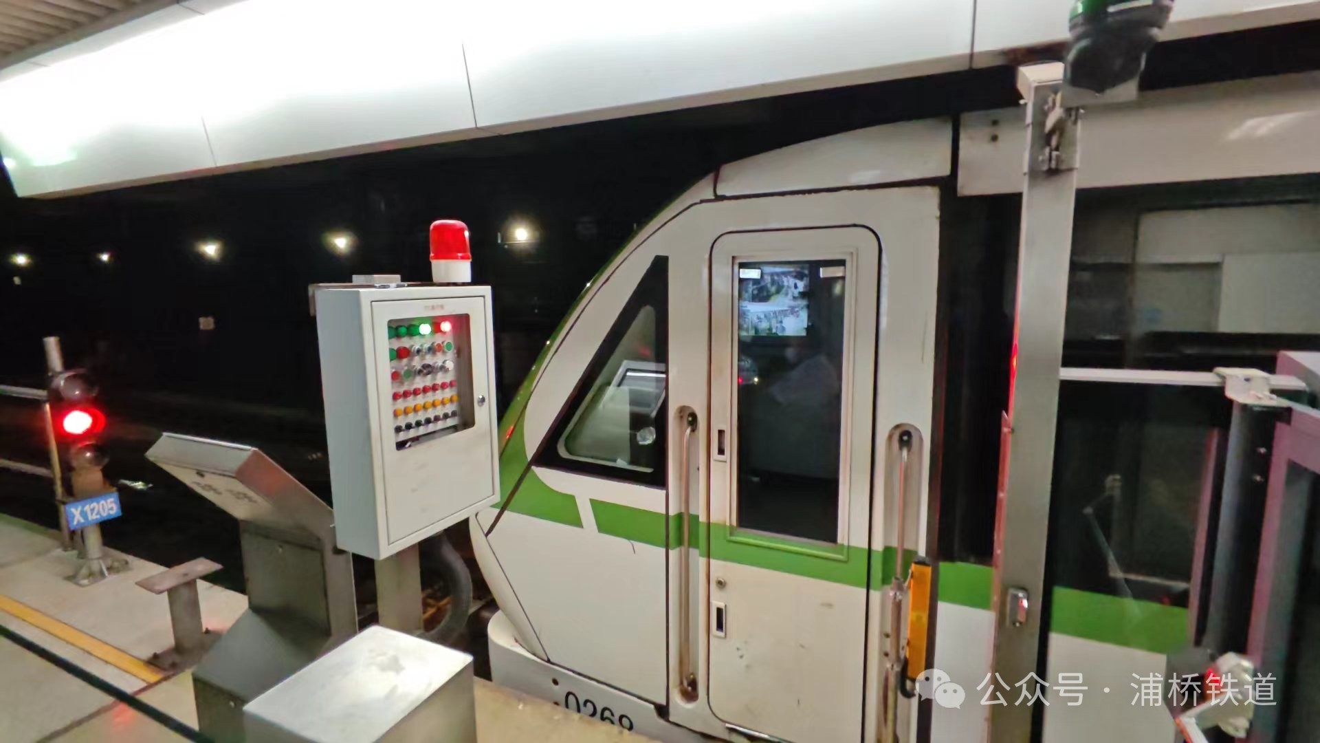 上海地铁2号线开始进行DTO试跑(图2) 3-240F10S412508.jpg