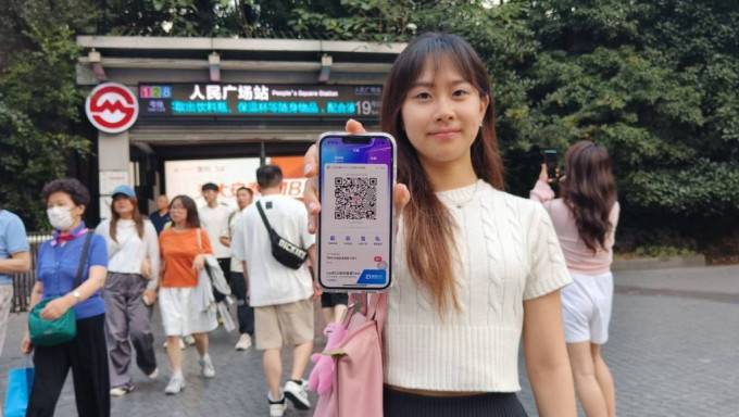 香港市民即日起可用AlipayHK扫码乘搭上海地铁。(图1) 香港市民即日起可用AlipayHK扫码乘搭上海地铁。(图1)