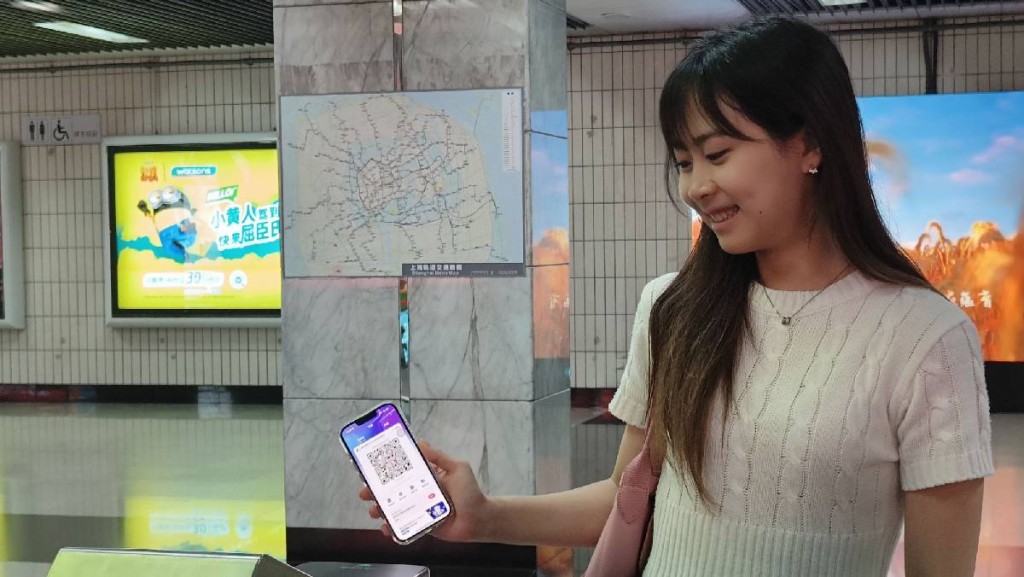香港市民即日起可用AlipayHK扫码乘搭上海地铁。(图2) 香港市民即日起可用AlipayHK扫码乘搭上海地铁。(图2)