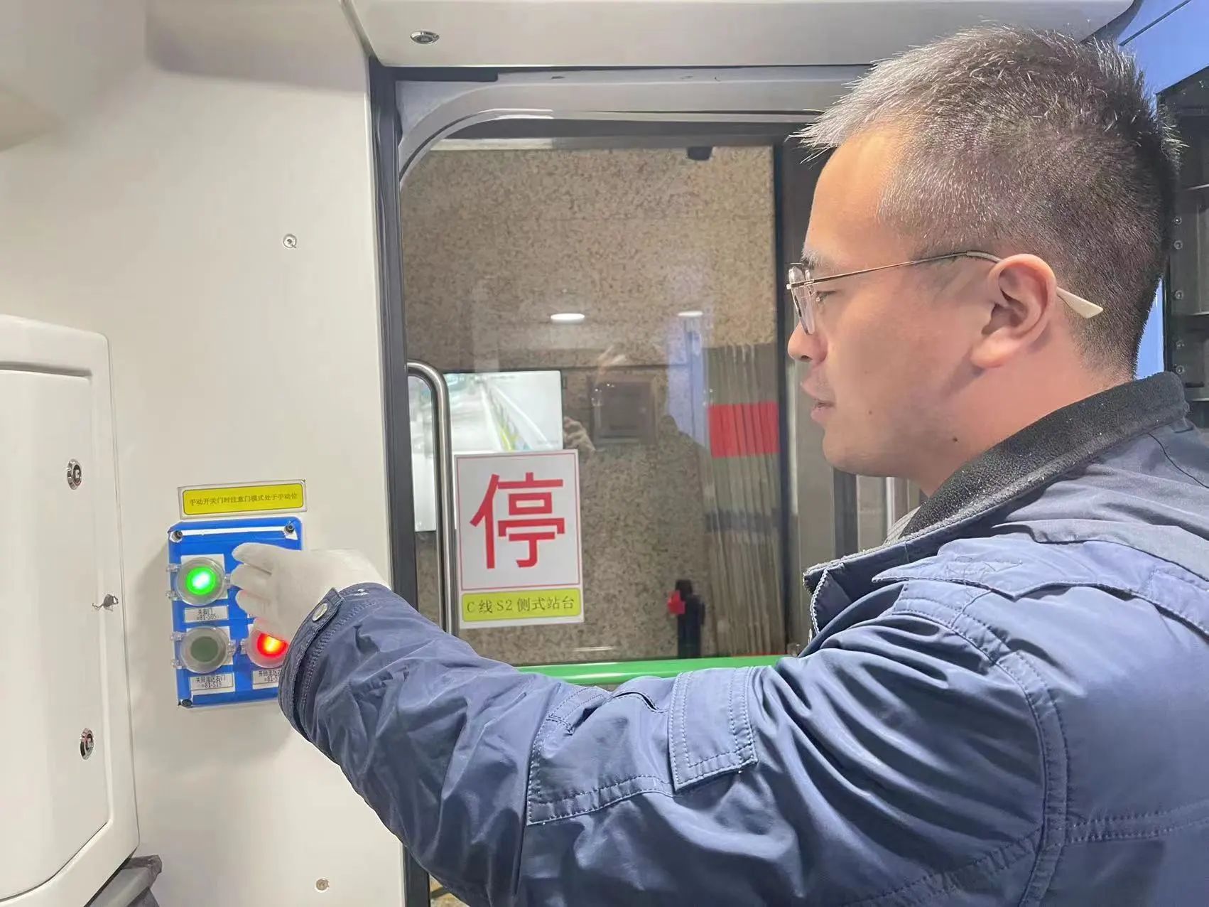 列车“卫士”——记捷运线杜超杰(图1) 3-240H3095451145.jpg