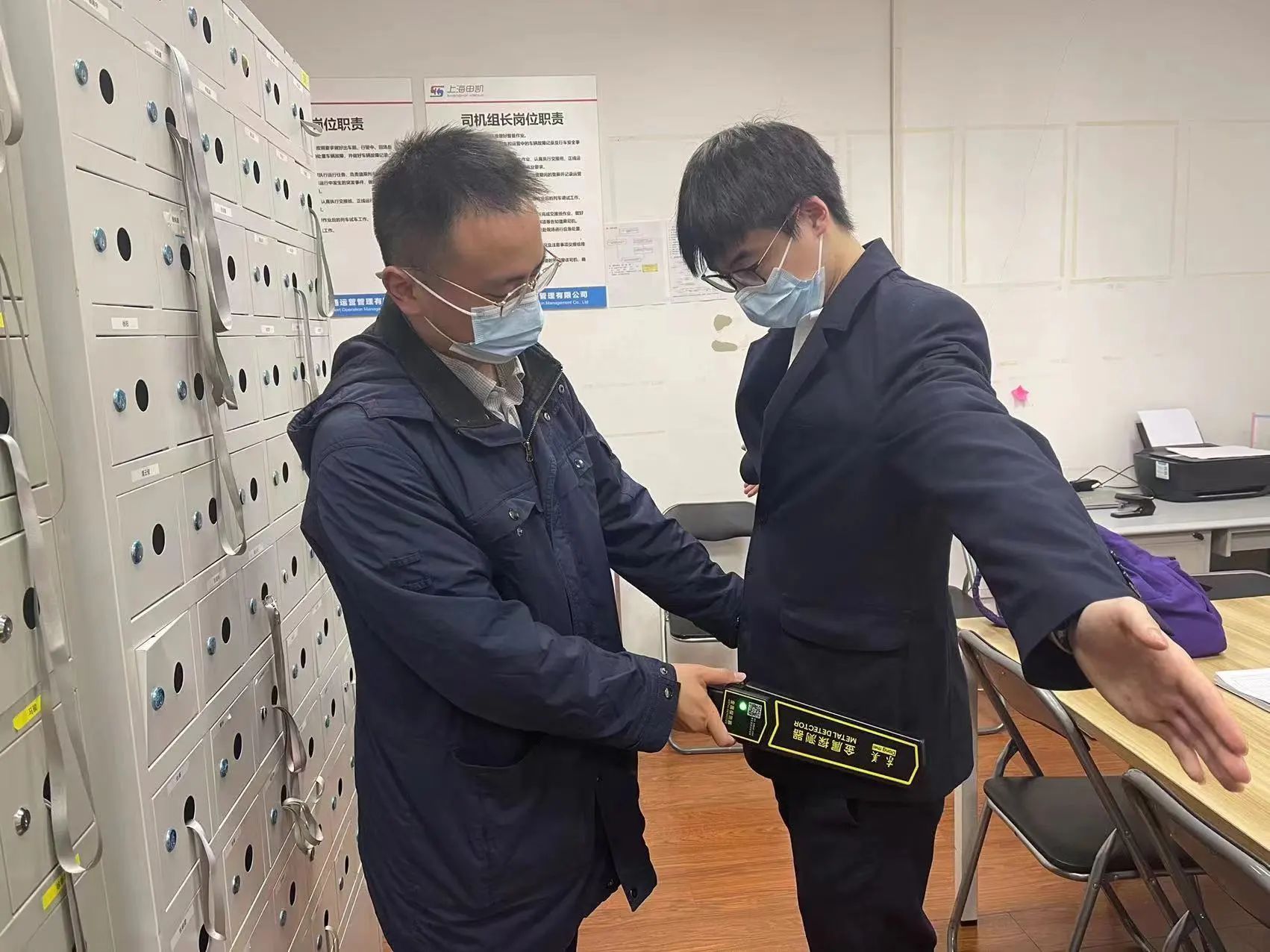 列车“卫士”——记捷运线杜超杰(图2) 3-240H309551UQ.jpg
