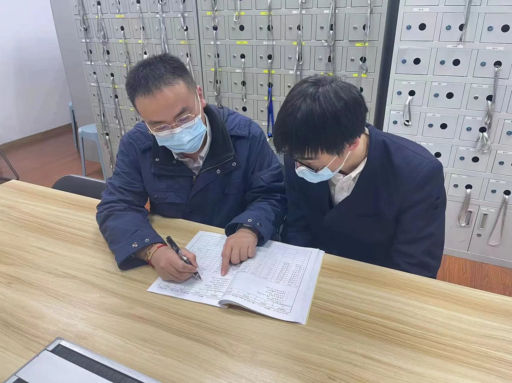 列车“卫士”——记捷运线杜超杰(图3) 3-240H3095534392.jpg