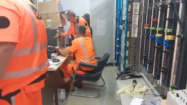 法国高铁遇袭,80万乘客受影响,英国首相去巴黎看开幕式被迫改乘飞机(图2) 3-240H916242V38.jpg
