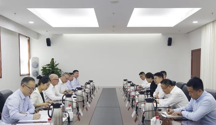 费东斌局长会见克诺尔集团全球轨道车辆系统总裁朗格(图1) 3-240R30T54Lc.jpg