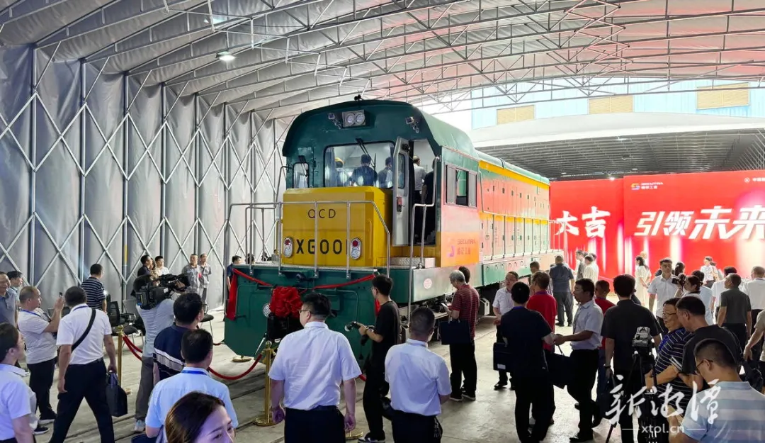 湖南首台QCD-800型纯电动新能源调车机车在湘潭下线(图2) 3-240S01356415I.png
