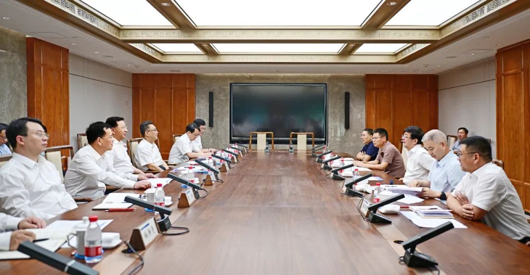 戴和根与中国铁路上海局集团党委书记、董事长狄威举行会谈(图1) 3-2409110S250128.jpeg