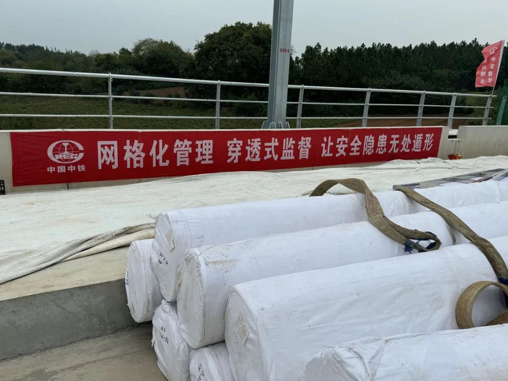 合新铁路建设材料被曝“以次充好”,业内人士:无法适应列车运行冲击,施工单位回应(图2) 合新铁路建设材料被曝“以次充好”,业内人士:无法适应列车运行冲击,施工单位回应(图2)
