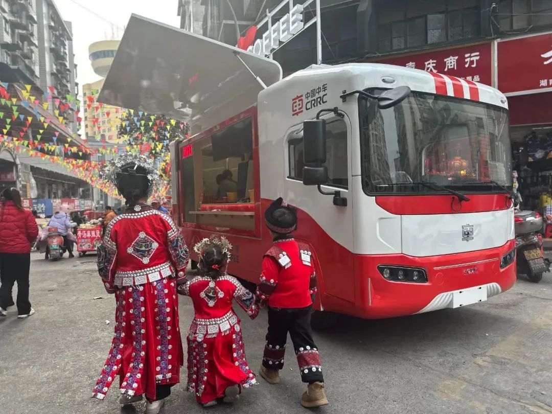 中国中车新能源移动售卖车驶入湘西十八洞村(图1) 3-25021Q40456437.jpg