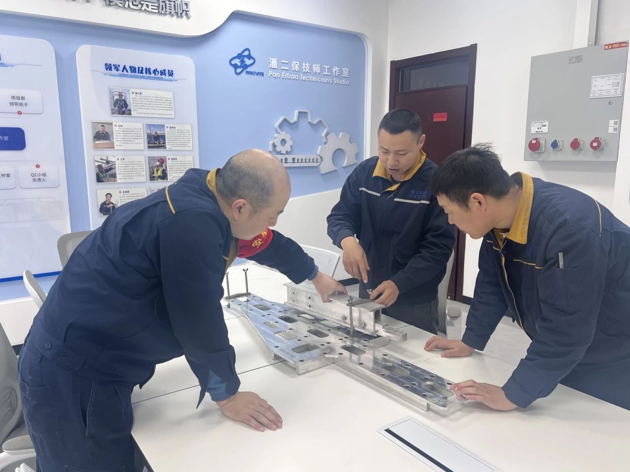 北京地铁接触网项目部分段绝缘器辅助调整板正式“上岗”(图1) 3-25032FUQ11J.jpg