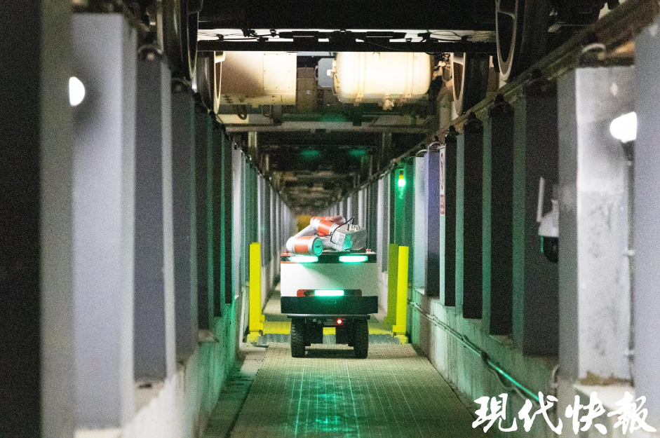 常州地铁智能巡检机器人“铁宝2.0”试运行(图2) 常州地铁智能巡检机器人“铁宝2.0”试运行(图2)