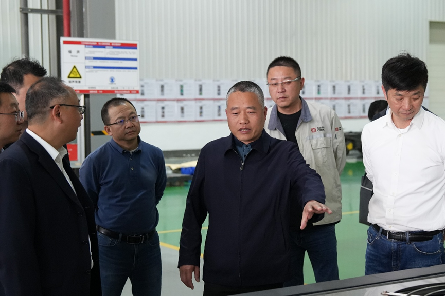 彭伟率队调研电客列车架大修项目推进情况(图2) 彭伟率队调研电客列车架大修项目推进情况(图2)