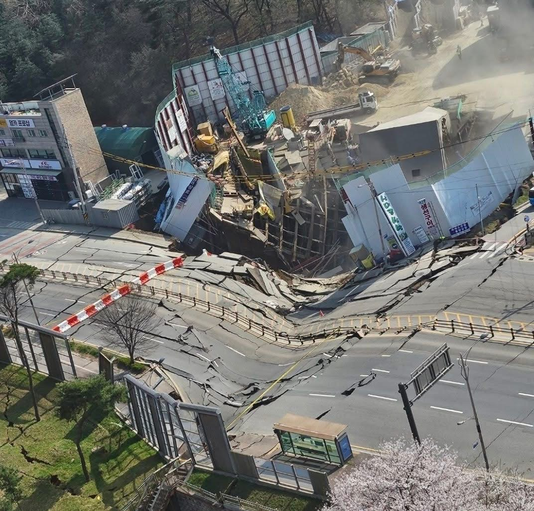 韩国一地铁施工现场发生坍塌 目前1人被困1人失联(图1) 3-2504111HU21c.png