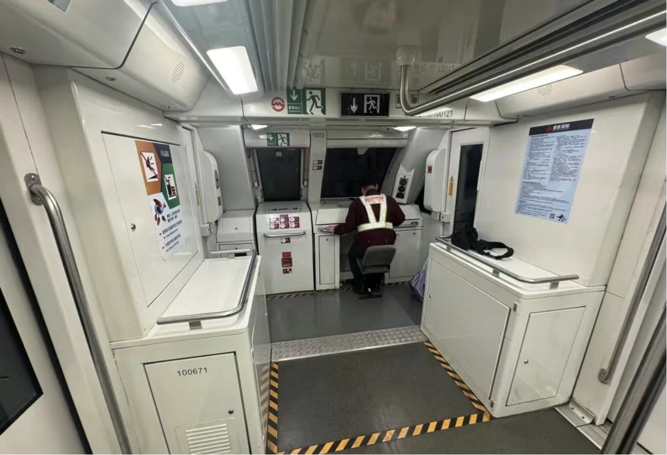 上海10、14号自动线路试行取消车头设置隔离栏(图1) 3-2504250RQX61.png