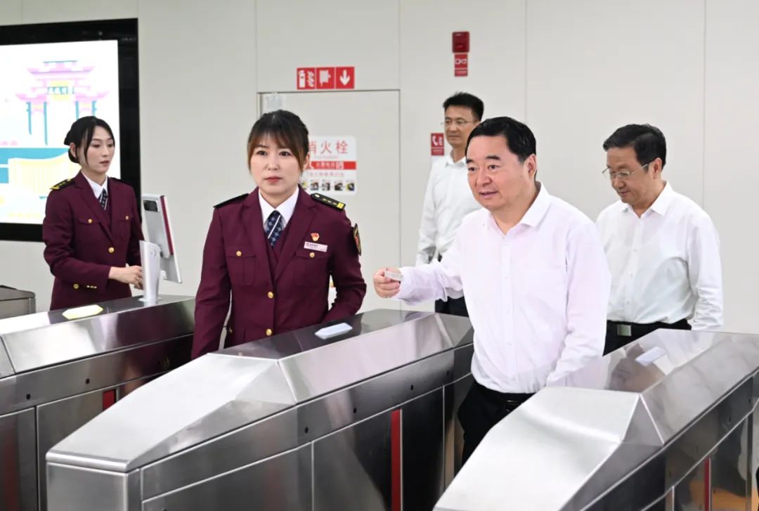 沈阳地铁1号线东延线开通运营 辽宁省委书记、省长乘地铁与乘客交流(图1) 640 (15).jpg