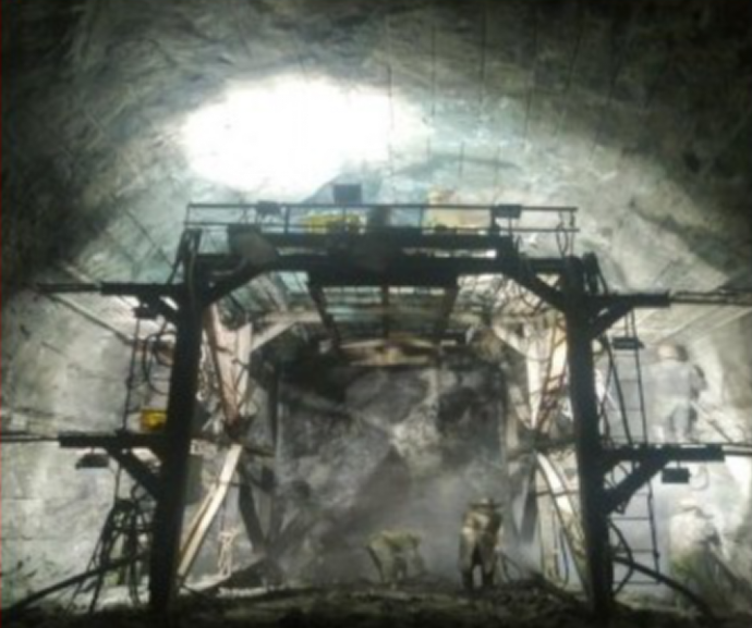 创新技术！云南折白隧道水压爆破技术获得成功(图1)