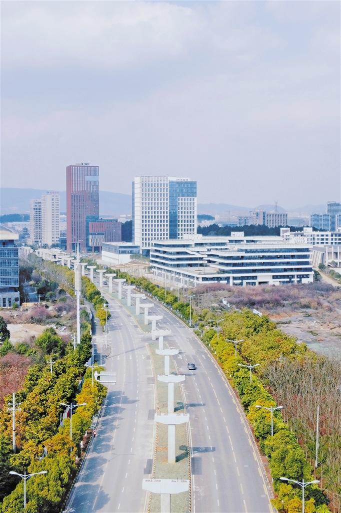 贵阳市有轨电车T2线一期工程逐步转入铺轨架梁及装饰装修阶段(图1)