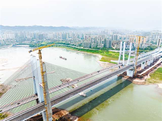 轨道交通18号线李家沱长江复线桥加紧施工(图1)