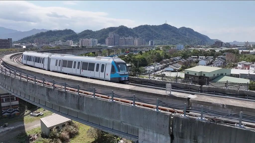 列车测试大致分成静态测试、车对地通讯功能及品质测试、安全速限测试、低速自动驾驶测试、模拟营运状况下的自动驾驶测试、全系统整合测试、全系统稳定性测试7大步骤。（图／新北捷运局）