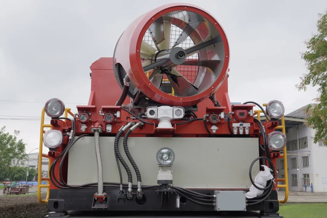 国内首台地铁应急救援综合保障车下线(图1) 640 (8).png